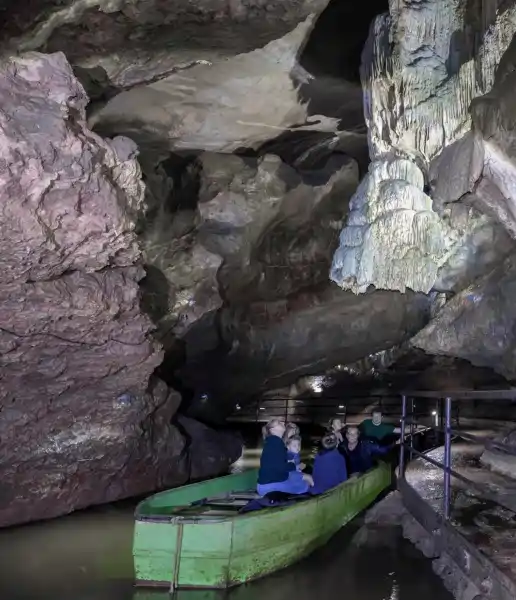 La Grotte de Remouchamps propose la plus longue navigation souterraine d'Europe