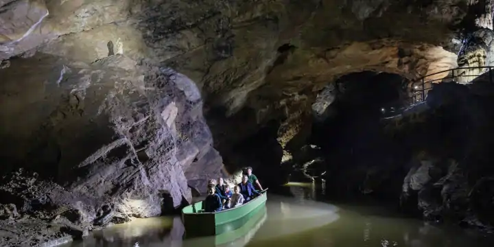 Naviguez en bateau dans les grottes